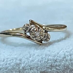 10k beautiful little ring size 6 with diamonds